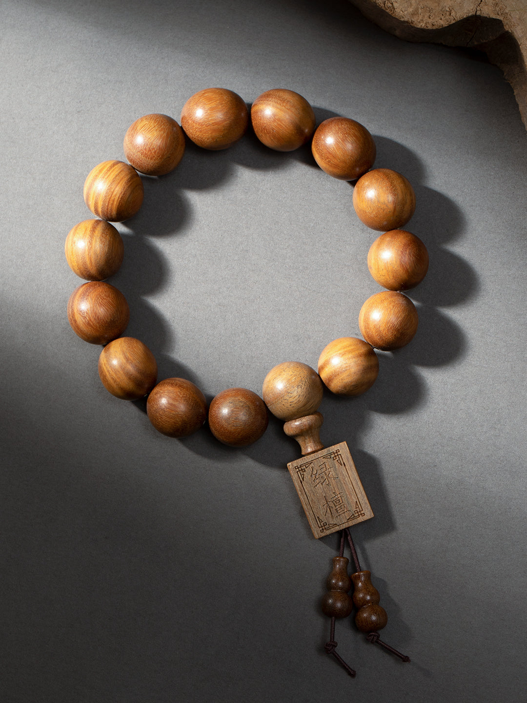 Green Sandalwood Plaque Bracelet · 15 mm