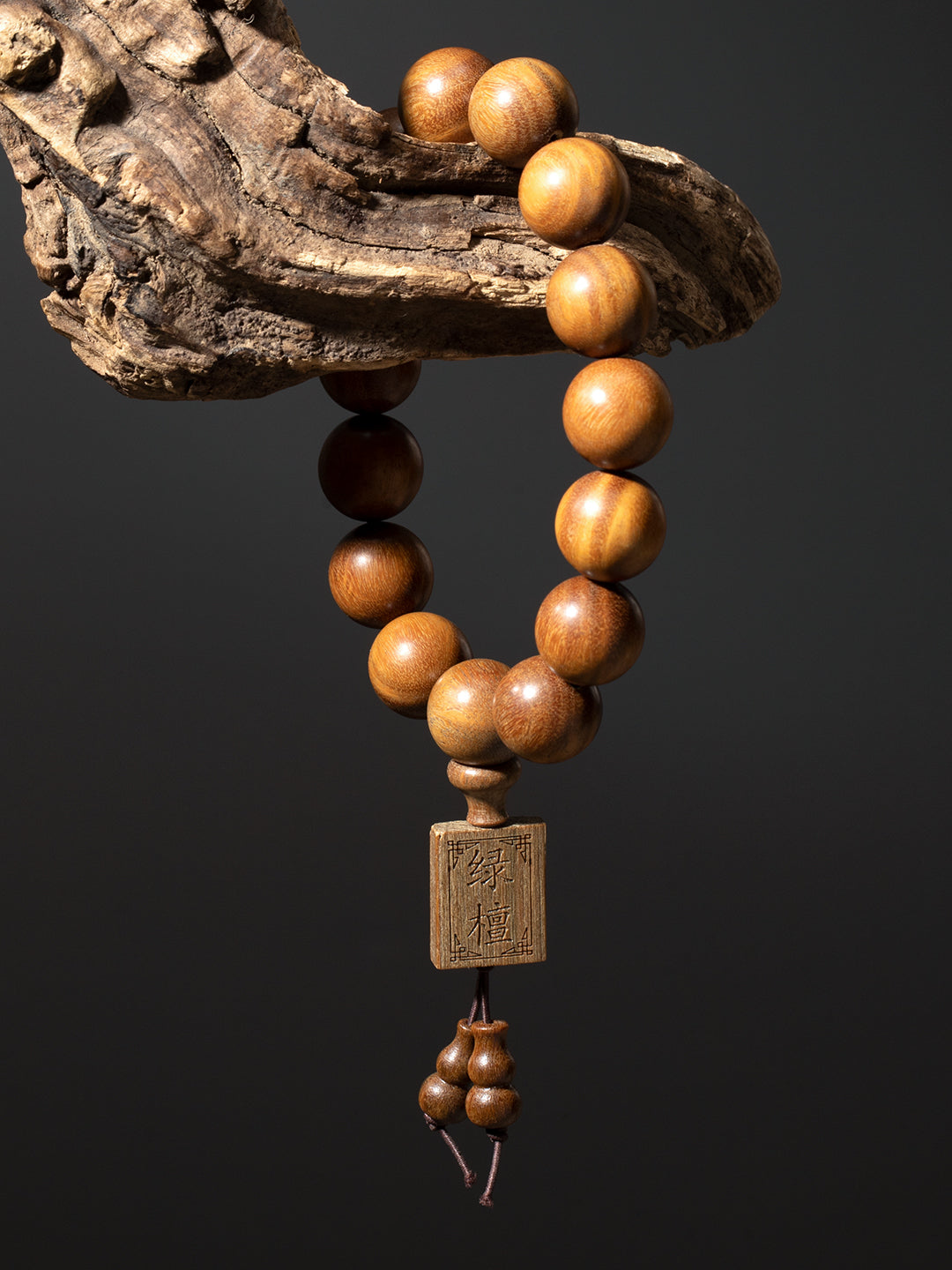 Green Sandalwood Plaque Bracelet · 15 mm
