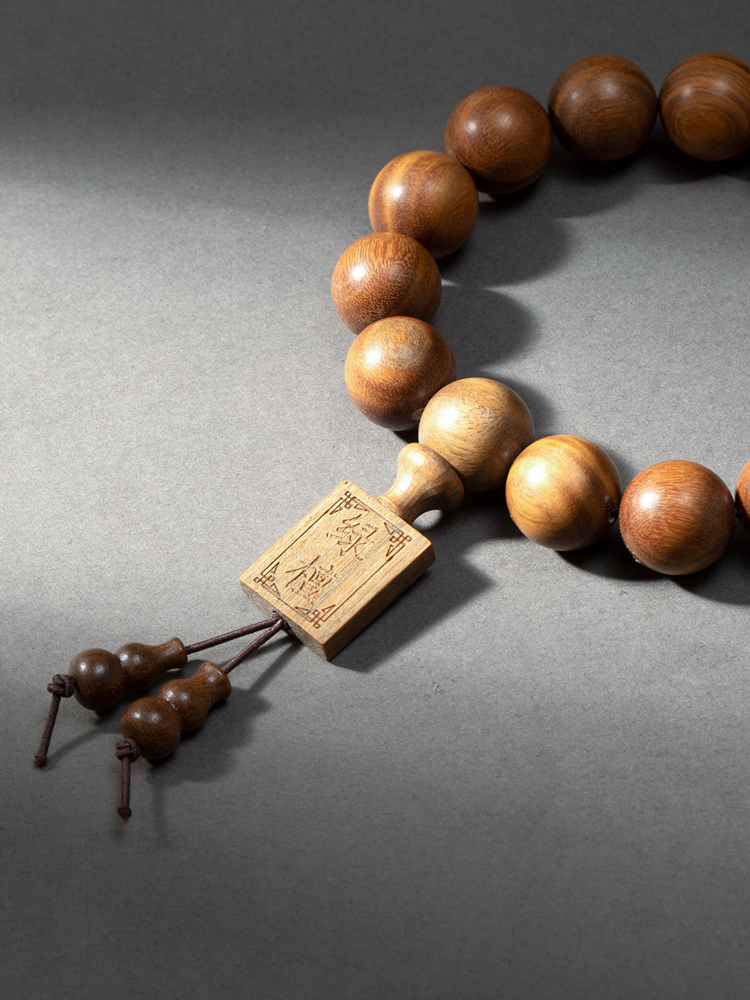 Green Sandalwood Plaque Bracelet · 15 mm